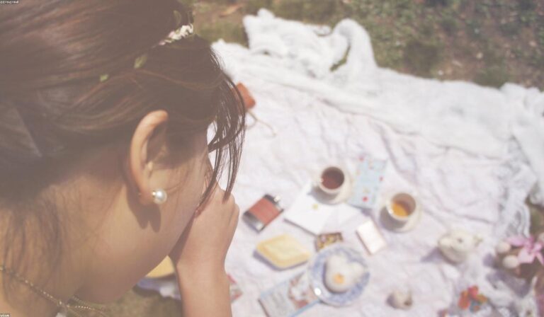 Couple on a budget picnic date