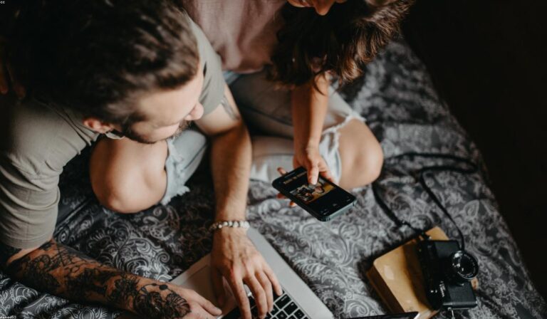 couple doing free online quizzes together on a laptop